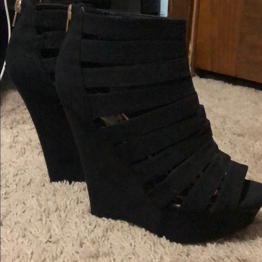 Black wedges